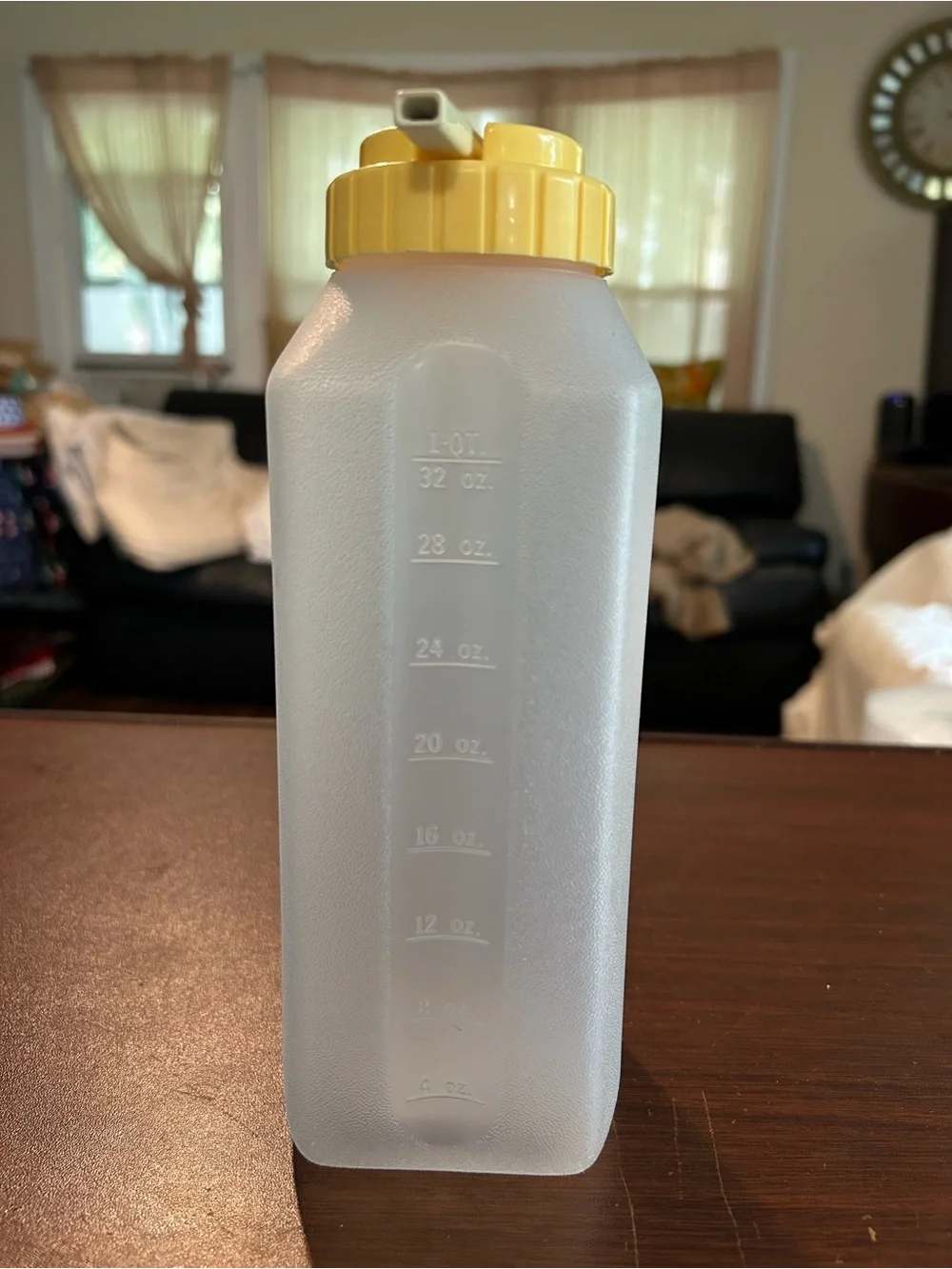 Vintage Rubbermaid 1 quart drink jug with built-in straw and a yellow lid
